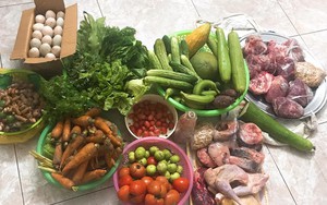 Nhìn "gia tài thức ăn" trong thùng xốp mẹ đùm dúm cho con gái từ quê lên thành phố ăn học, đầy thương yêu mà sống mũi cay
