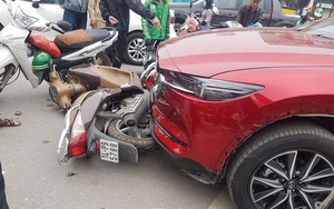 Hà Nội: Mazda CX5 đâm liên hoàn ít nhất 5 xe máy