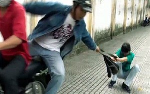 Kẻ cướp bị người ngoại quốc cùng đặc nhiệm khống chế trên phố Sài Gòn