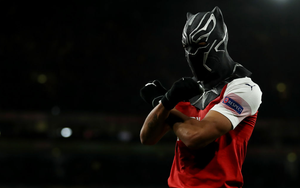 Hóa siêu anh hùng, chân sút "siêu duyên" đưa Arsenal ngược dòng kì vĩ chẳng kém Man United