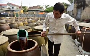Ảnh: Cận cảnh quy trình sản xuất nước mắm truyền thống, 2 năm mới cho ra thành phẩm