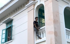 Cảnh sát giải cứu nam thanh niên nghi ngáo đá vào VKS dọa nhảy từ tầng 2