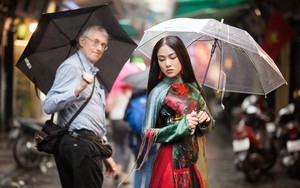 Hoa hậu Tuyết Nga thu hút sự chú ý khi diện áo dài xuống phố