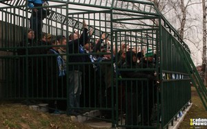 Kỳ lạ: Đi cổ vũ bóng đá, cổ động viên bị nhốt vào chuồng như thú hoang