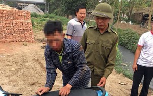 Tên trộm chó bị dân vây bắt, đánh gục trên đường làng ở Hưng Yên