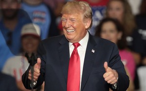 Hân hoan chưa từng thấy, ông Trump vào ngồi trong buồng lái của Không Lực Một để "ăn mừng"