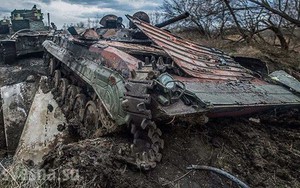 Xe thiết giáp Ukraine trúng mìn trên vùng Donbass