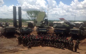 Tình hình Venezuela đã rất căng: Tên lửa S-300VM kéo về chốt giữ sân bay đầu não