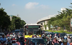 Hà Nội cắt khách xe buýt cho tàu điện trên cao: Người dân kêu bất tiện