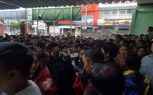 Hàng nghìn người Đà Nẵng vạ vật, la hét, giành giật chờ tiêm vắc xin cho con