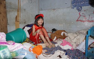 Bé gái nghèo ngồi vỉa hè “phối đồ cực chất” thích được đi học, làm người mẫu