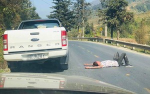 Nam thanh niên dừng ô tô, nằm nghỉ giữa đường khiến các tài xế "tái mặt"