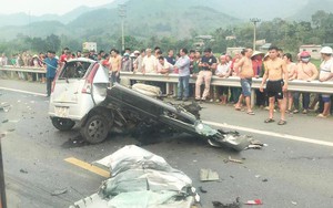 Ám ảnh hiện trường vụ tai nạn xe con nát bét sau khi đối đầu xe tải trên đường Hòa Lạc
