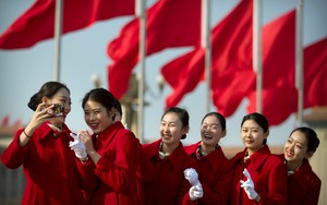 24h qua ảnh: Nhân viên lễ tân chụp ảnh trước phiên khai mạc kỳ họp quốc hội Trung Quốc