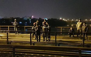 Tàu hỏa đâm khiến người đi bộ trên đường ray cầu Long Biên văng xuống sông Hồng mất tích
