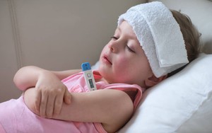 6 cách hạ sốt hiệu quả, an toàn và nhanh chóng khi trẻ bị sốt: Cha mẹ nên biết