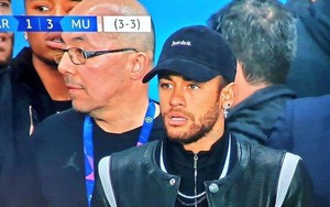 Cay cú vì thua Man United, Neymar công khai mắng chửi cả trọng tài và VAR