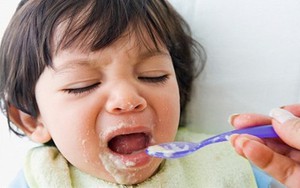 Bé 2 tuổi tử vong sau bữa ăn cháo tại nhà trẻ