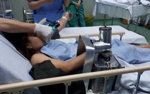 Nữ nhân viên trường học vào viện cấp cứu với bàn tay dính chặt trong máy xay thịt