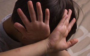 Tỷ lệ nguy cơ bé trai bị xâm hại tình dục cao đến mức cha mẹ không thể ngờ