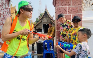 MC Quang Bảo gây cười tại Tết té nước Thái Lan