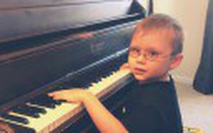 11 tháng tuổi, cậu bé mù đã biết tự đánh piano, 6 tuổi trình diễn trước công chúng