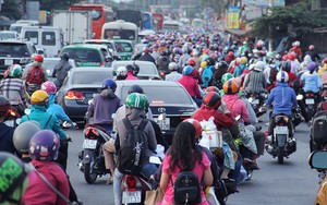 Người dân trở lại Sài Gòn, các nẻo đường ùn ứ kéo dài trong cái nóng hầm hập