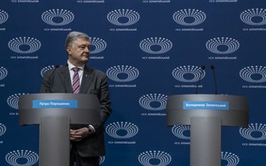 Bỏ mặc TT Poroshenko "bơ vơ" một mình, ông Zelensky có còn là "ngôi sao" trong lòng người Ukraine?