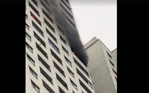 Lửa, khói bốc ra ngùn ngụt từ tầng 32 chung cư HH2C Linh Đàm, cư dân hoảng loạn tháo chạy
