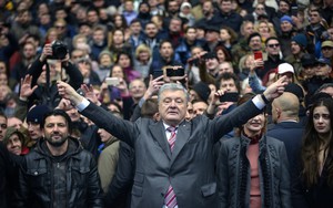 Tình cảnh "rất báo động" đối với ông Poroshenko: Gần như không còn cửa thắng trước danh hài?