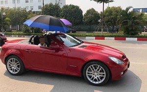 Đi Mercedes mui trần sang chảnh giữa cái nắng gần 40 độ, 2 thanh niên bật ô che tạm