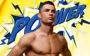 Ronaldo oai hùng xuất hiện như siêu nhân trong chiếc... quần lót