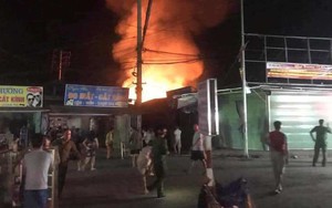 Hơn 40 ki-ốt cháy, cả nghìn người dân ra cứu hàng trong đêm