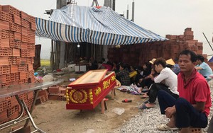 Người thân mang quan tài đến đặt trước ngôi nhà làm dở đòi "đền mạng"