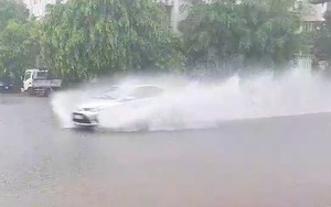 "Mưa vàng" giải nhiệt nắng nóng kéo dài ở Cần Thơ, nhiều tuyến đường ngập úng