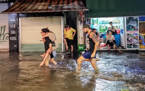 Hà Nội mưa lớn dịp nghỉ lễ 30/4-1/5, nhiều tuyến phố biến thành "sông", khách Tây lội bì bõm