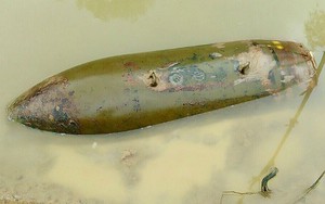 Người dân hoảng hồn phát hiện vật lạ dưới chân cầu là quả bom dài hơn 1,5m