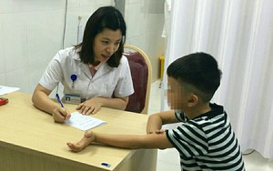 Trèo cây tụt xuống quá nhanh, cậu bé 9 tuổi bị lột da toàn bộ vùng da "cậu nhỏ"