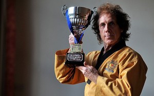 Gần 70 tuổi, cựu danh thủ Premier League vẫn lên ngôi vô địch Taekwondo châu Âu