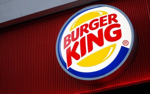 Khách Việt đánh giá 1 sao, kêu gọi tẩy chay Burger King sau vụ quảng cáo ăn bánh bằng đũa