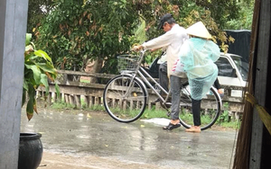 Chứng kiến 2 cụ già đạp xe dưới mưa, có một điều khiến cô gái vô cùng ngưỡng mộ