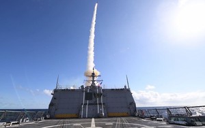 Cận cảnh tàu khu trục Mỹ USS Roosevelt phóng tên lửa phá hủy mục tiêu