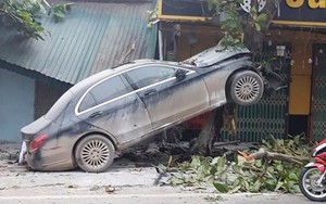 Ô tô Mercedes mất lái ‘trèo’ lên cây bàng, người dân giải cứu tài xế đưa đi cấp cứu