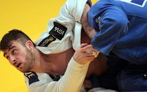 Làm rơi điện thoại trên sàn đấu, võ sĩ Judo bị loại ngay lập tức