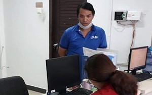 Nhân viên vệ sinh nhặt được 7.400 USD khi làm việc tại chung cư ở Sài Gòn