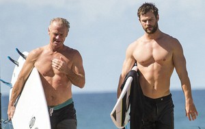 Thân hình bố của "Thor" Chris Hemsworth bất ngờ gây bão: Ai dè còn chuẩn hơn "hàng Úc" siêu hot của con trai
