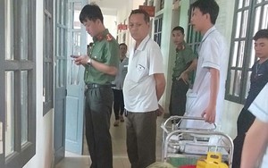 Nghi ghen tuông, chồng cầm dao đâm vợ trọng thương rồi châm lửa đốt nhà