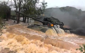 QĐND Việt Nam chở xe tăng qua sông bằng thuyền gỗ: Chuyện có một không hai trên TG