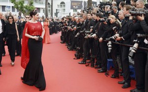 Không mặc hở hang như Ngọc Trinh, Lý Nhã Kỳ vẫn gây náo loạn thảm đỏ Cannes suốt 5 năm