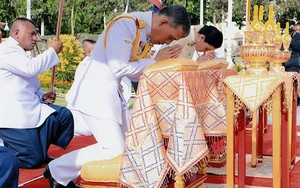 Lễ đăng cơ của Quốc vương Thái Lan: Tắm "nước thiêng", đội trên đầu hơn 7kg vàng và những điều độc đáo khác